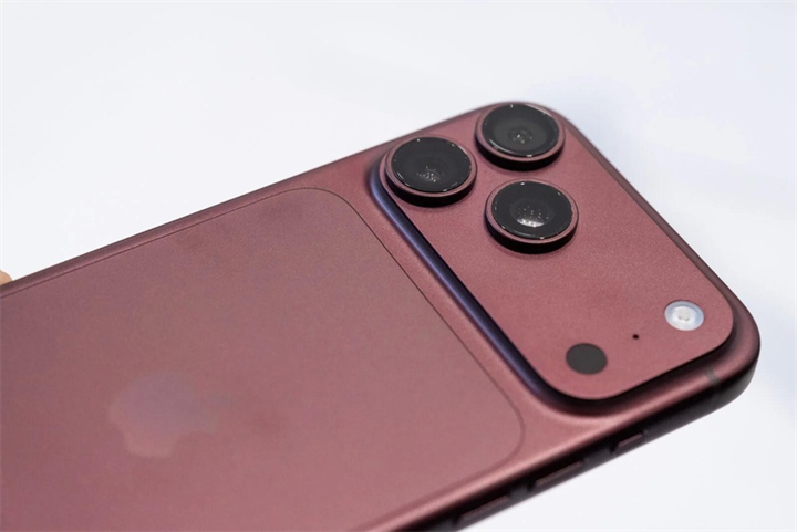 Camera khẩu độ biến thiên tạo khác biệt rõ nhất. Ảnh: Gizmodo.