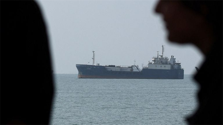 Tàu thuyền đi qua eo biển Hormuz. Ảnh: reuters