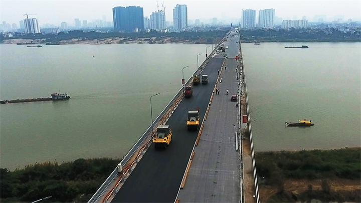 Từ ngày 15/9-10/11, Hà Nội cấm xe tải có tổng trọng lượng từ 2 tấn và xe chở khách từ 16 chỗ trở lên qua cầu Thăng Long. Ảnh: Đức Yên/Vietnamnet