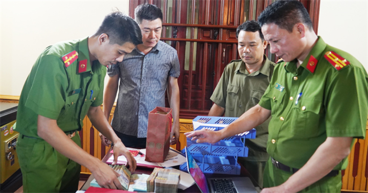 Lực lượng chức năng thi hành lệnh khám xét nới ở, nơi làm việc của Hoàng Mạnh Linh. (Ảnh: Công an Thanh Hóa)