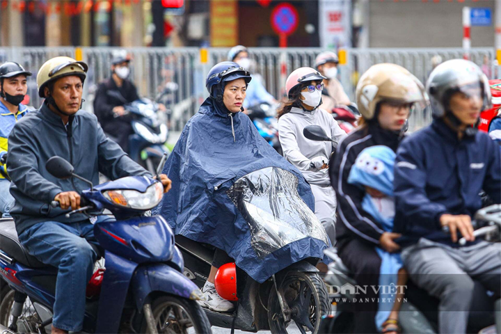 Không khí lạnh gây mưa ở nhiều nơi, trong đó có Hà Nội. Ảnh: Khổng Chí.