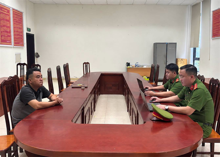 Nguyễn Hải Linh làm việc tại cơ quan công an liên quan đến vụ tai nạn giao thông xảy ra trên Quốc lộ 6. Ảnh: Tiền phong
