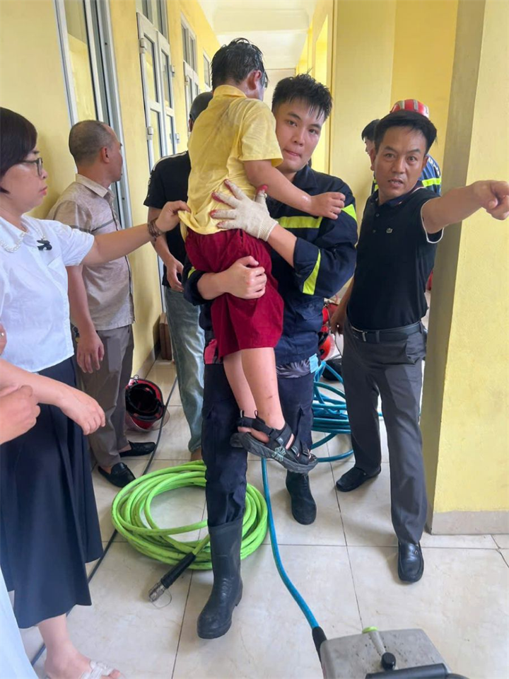 Sau 30 phút, học sinh bị mắc kẹt đã được đưa ra ngoài an toàn. Ảnh: Công tác PCCC & CNCH tỉnh Ninh Bình