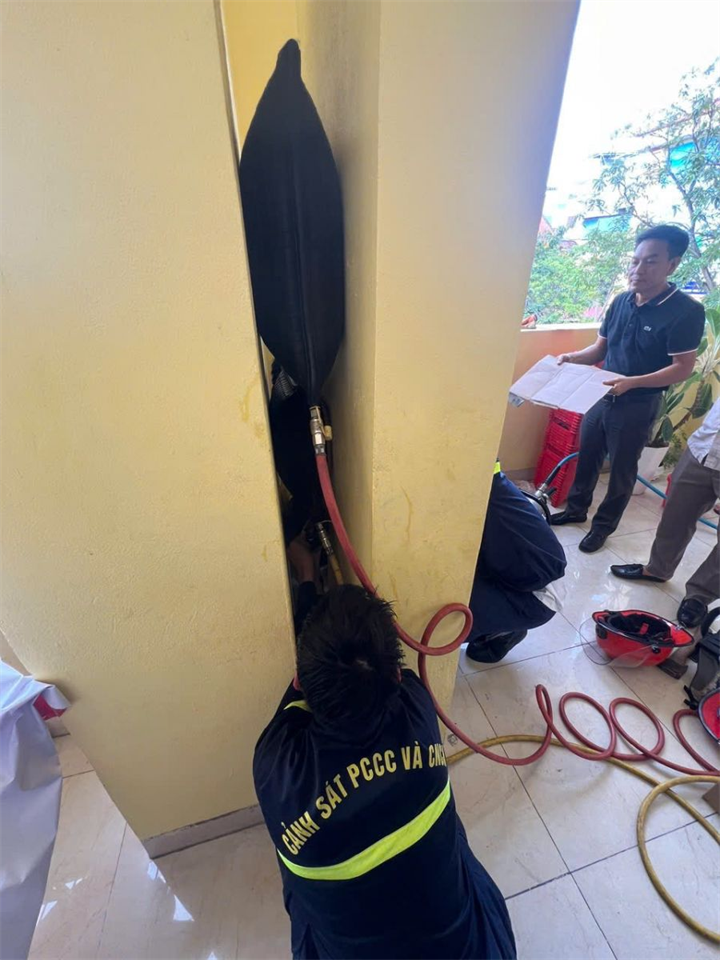 Các cán bộ, chiến sĩ Phòng Cảnh sát PCCC &CNCH sử dụng gối nâng chuyên dụng để tạo khoảng trống. Ảnh: Công tác PCCC & CNCH tỉnh Ninh Bình