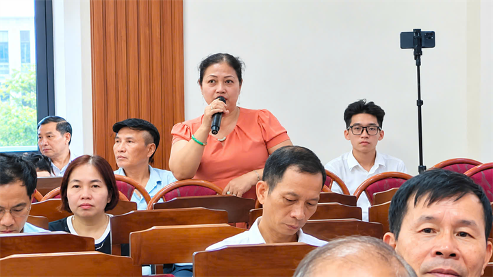 Đại biểu tham dự hội nghị trao đổi và chia sẻ những vấn đề thực tiễn trong công tác tuyên truyền, phổ biến pháp luật và hòa giải ở cơ sở.