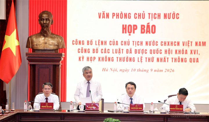 Phó Chủ nhiệm Văn phòng Chủ tịch nước Cấn Đình Tài chủ trì họp báo - Ảnh: chinhphu.vn/Đức Tuân