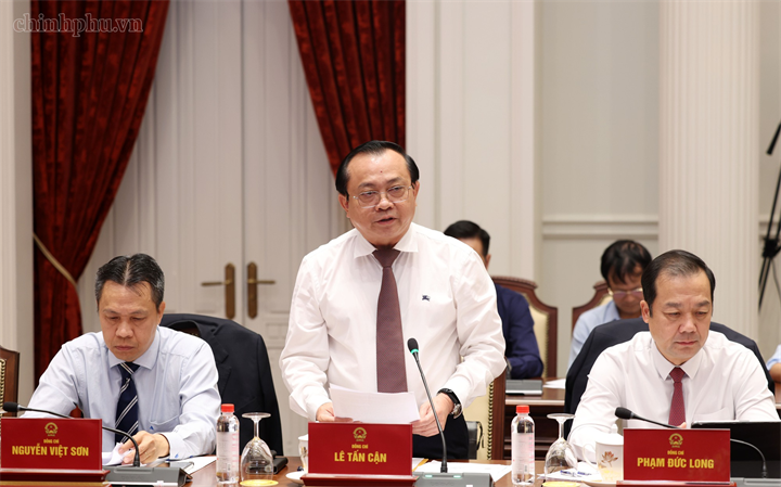 Thứ trưởng Bộ Tài chính Lê Tấn Cận giới thiệu nội dung chính của Luật sửa đổi, bổ sung một số điều của Luật Đầu tư - Ảnh: chinhphu.vn/Đức Tuân