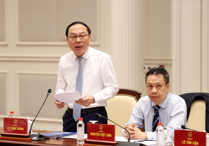 Thứ trưởng Bộ Nông nghiệp và Môi trường Lê Công Thành giới thiệu nội dung chính của Luật sửa đổi, bổ sung một số điều của 10 luật liên quan đến thủ tục hành chính, điều kiện kinh doanh trong lĩnh vực nông nghiệp và môi trường - Ảnh: chinhphu.vn/Đức Tuân