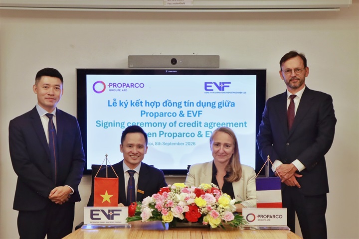 Ông Nguyễn Xuân Điệp – Phó Tổng Giám đốc và bà Rebecca – Giám đốc Quốc gia AFD tại Việt Nam đã thực hiện ký hợp đồng tín dụng trị giá 20 triệu USD hướng tới tài chính xanh và doanh nghiệp do phụ nữ làm chủ. Nguồn ảnh EVF cung cấp