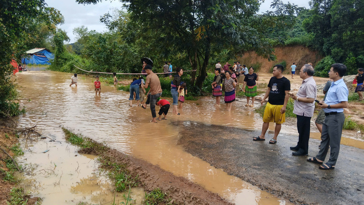 UBND xã Tà Đùng thông báo cho học sinh ở các điểm trường bị ngập tạm nghỉ học chờ nước rút để đảm bảo an toàn. Ảnh: Nam Thành/VTC News
