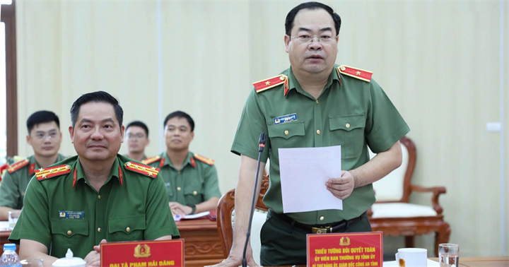 Thiếu tướng Bùi Quyết Toán trân trọng cảm ơn sự quan tâm lãnh đạo, chỉ đạo, động viên sâu sát của lãnh đạo Bộ Công an; Thường trực Tỉnh ủy, HĐND, UBND tỉnh Lai Châu. (Ảnh: Công an Lai Châu)