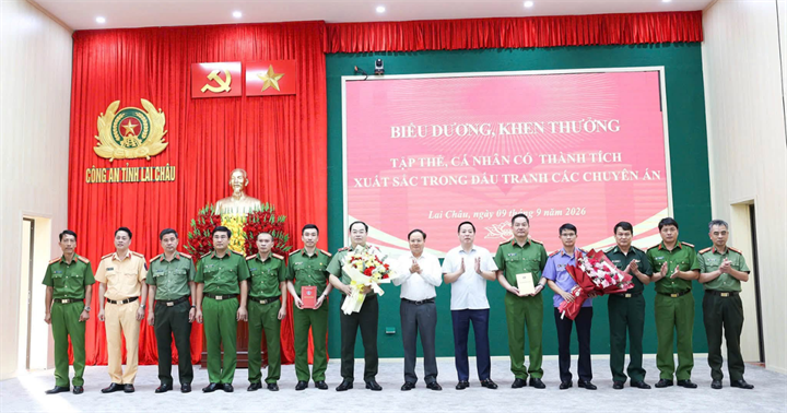 Bí thư Tỉnh ủy Lai Châu Lê Minh Ngân biểu dương tập thể, cá nhân có thành tích xuất sắc trong đấu tranh các chuyên án.  (Ảnh: Công an Lai Châu)