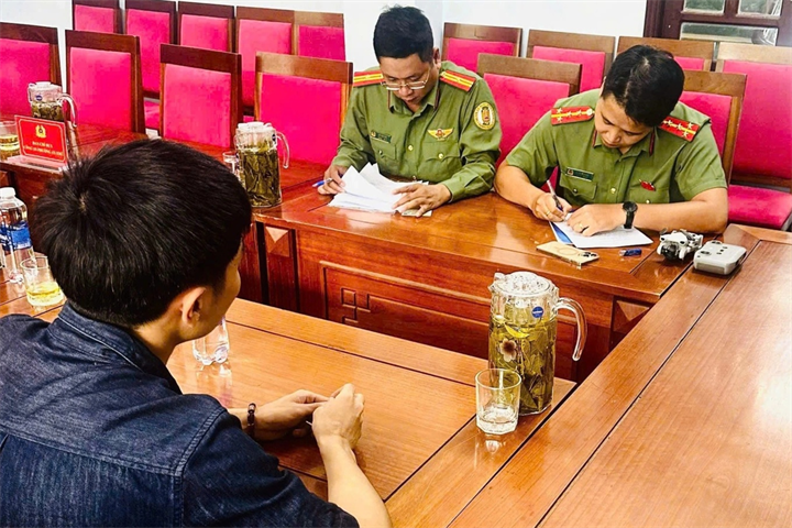 Cơ quan công an làm việc với Đ.T.A. Ảnh: Công an phường An Khê/Dân trí
