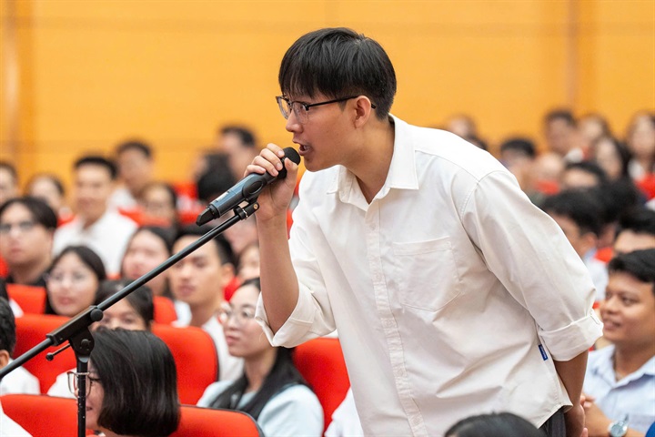 Hiệu trưởng Đại học Y Hà Nội nhắn nhủ tân bác sĩ nội trú cần bản lĩnh, nỗ lực trong 3 năm đào tạo để khẳng định năng lực. Ảnh: Trần Hiền