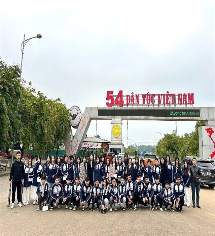 Tham quan, học tập tại bảo tàng quân sự VN và làng văn hóa 54 dân tộc. Nguồn ảnh Nhà trường cung cấp