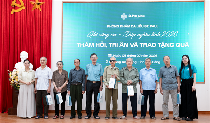 Trao tặng quà cho các thương binh, bệnh binh và thân nhân người có công với cách mạng tại phường Tân Giang, tỉnh Cao Bằng. Nguồn ảnh St. Paul cung cấp