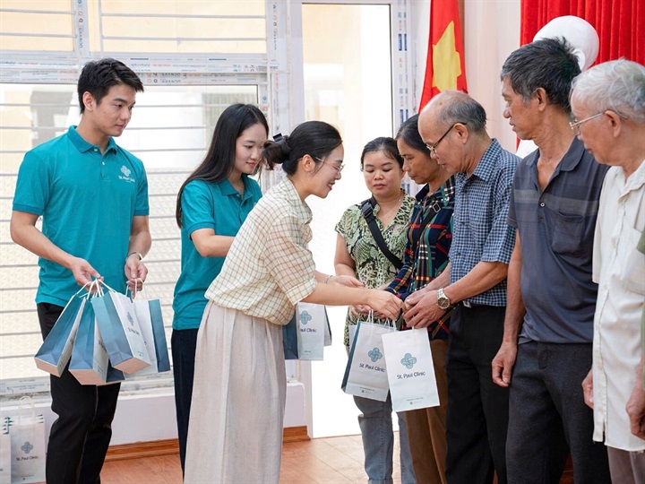 Những phần quà được trao tận tay như một lời tri ân sâu sắc về những đóng góp, hy sinh cao cả của các thương binh, bệnh binh cho độc lập, tự do của Tổ quốc. Nguồn ảnh St. Paul cung cấp