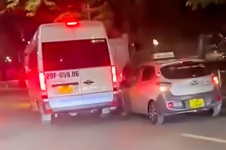Hình ảnh hai xe ô tô chèn ép nhau trên đường Giải Phóng được đăng trên MXH. Ảnh CACC.