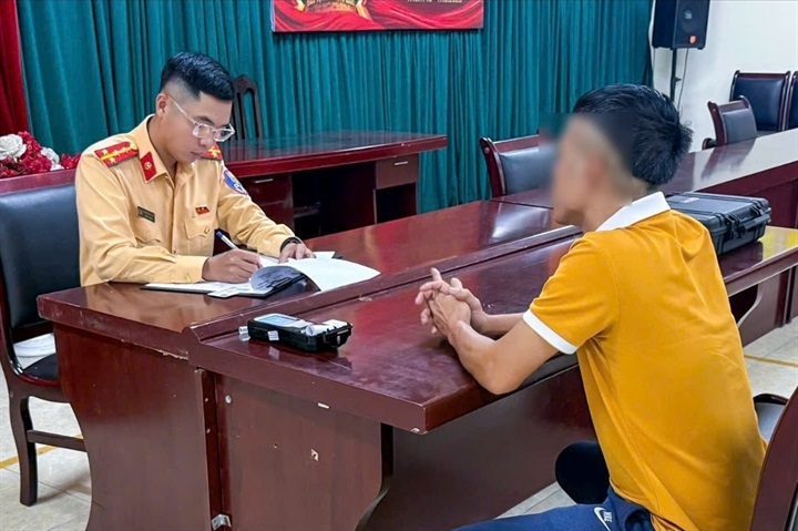 Lái xe khách T.V.H tại cơ quan Công an. Ảnh CACC.