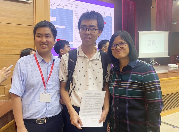 Bác sĩ nội trú Đỗ Văn Tuấn (đeo kính, ở giữa ảnh) lựa chọn chuyên ngành Tâm thần cho 3 năm đào tạo sắp tới. Ảnh: Lê Liên