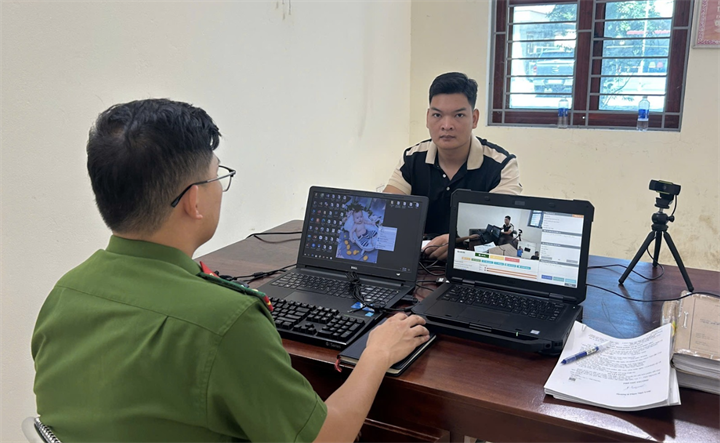 Cơ quan điều tra làm việc với đối tượng Triệu Văn Bắc. Ảnh: Công an tỉnh Thái Nguyên