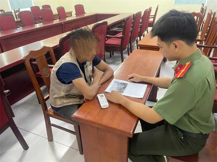 Cán bộ Phòng An ninh mạng và Phòng chống tội phạm sử dụng công nghệ cao tuyên truyền, phổ biến kiến thức, hướng dẫn người dân gỡ bỏ bình luận chứa nội dung xấu độc trên trang mạng xã hội. Ảnh: Công an Hưng Yên