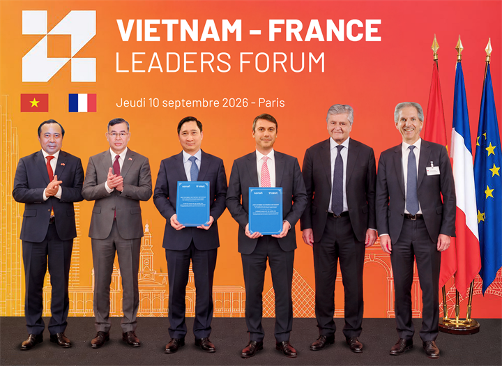 Đại diện VNVC và Sanofi trao Tuyên bố chung về hợp tác chiến lược thúc đẩy nội địa hóa sản xuất 3 vaccine thế hệ mới tại Việt Nam, tại Paris ngày 10/9/2026. Ảnh: Nguyễn Thắng