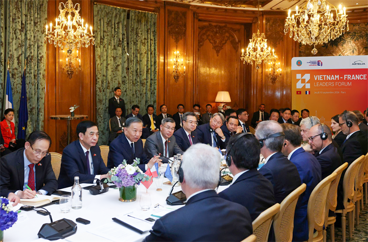 Tổng Bí thư, Chủ tịch nước Tô Lâm cùng Tổng thống Pháp Emmanuel Macron nghe VNVC báo cáo về lộ trình sản xuất 3 vaccine thế hệ mới tại Việt Nam tại Diễn đàn Doanh nghiệp Việt Nam - Pháp. Ảnh: Hoàng Thống Nhất