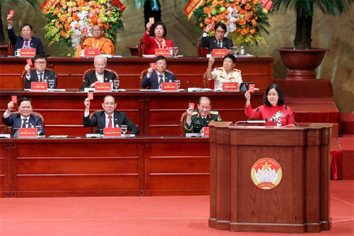 Đại biểu tiến hành biểu quyết tại Đại hội đại biểu toàn quốc MTTQ Việt Nam lần thứ XI (Ảnh: Quang Vinh).