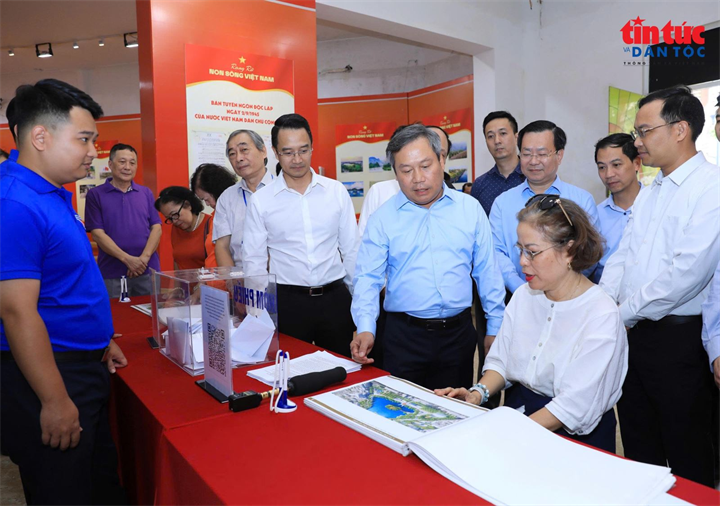 Chủ tịch UBND TP Hà Nội trao đổi với nhân dân về phương án quy hoạch hồ Hoàn Kiếm./ Ảnh: Báo Tin tức.