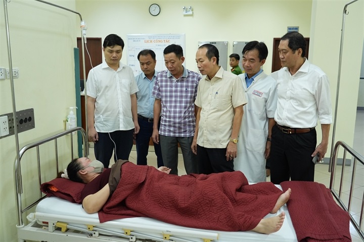 Lãnh đạo TP Huế thăm hỏi người bệnh trong vụ nghi ngộ độc tại Công ty Dệt may Scavi Huế ngày 11/9. Ảnh: hue.gov.vn