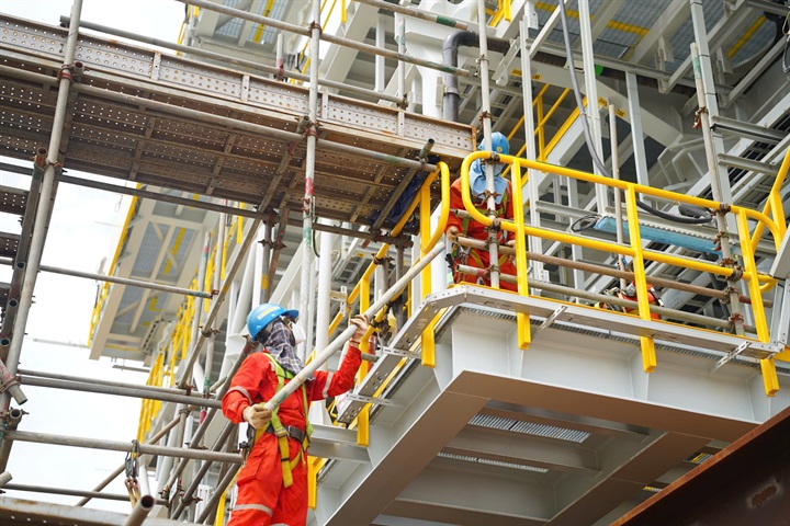 Người lao động thi công dự án trên bãi chế tạo PTSC M&C. Nguồn PETROVIETNAM