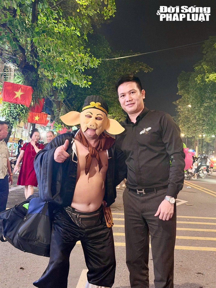 PV hòa mình vào không khí lễ hội, chụp ảnh cùng người hóa trang vui nhộn thành nhân vật Trư Bát Giới trên phố Tuyên Quang.