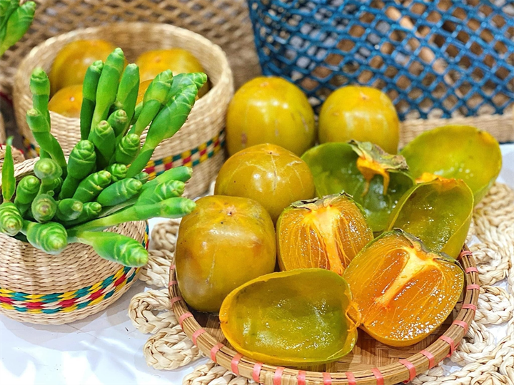 Hồng da tre có vỏ màu xanh, nhẵn như thân cây tre. Ảnh: Đời sống Gia đình