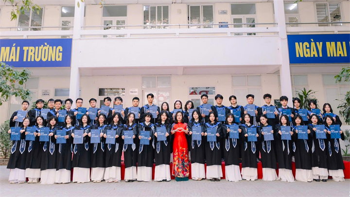 Nhà trường rất vui và tự hào về những kết quả mà lớp 12A2 chuyên Anh khóa 2024-2026 đạt được. Ảnh: VietNamnet