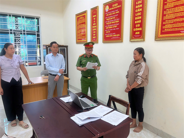 Bị can Phạm Thị Huấn tại cơ quan điều tra. Ảnh: Công an tỉnh Lào Cai