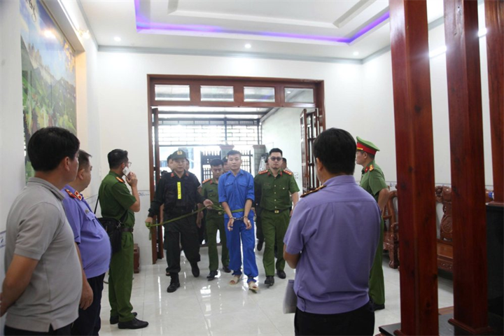 Thực nghiệm bên trong căn nhà xảy ra vụ thảm án. Ảnh: VKSND TP.Đồng Nai/Lao động