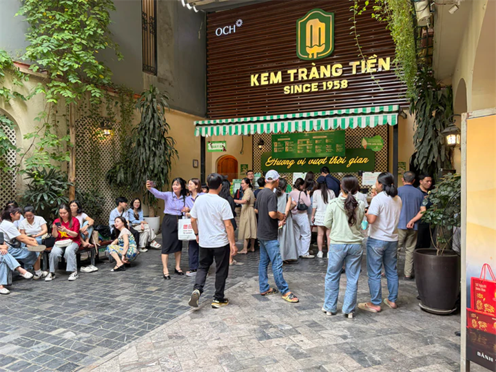 Người dân ăn kem, chụp ảnh, quay video tại cửa hàng - Ảnh: QUÂN NGUYỄN