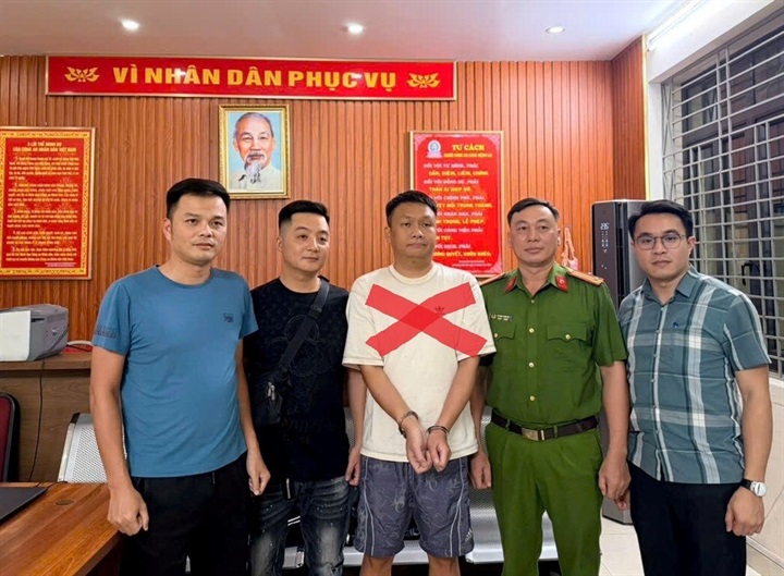 Đối tượng CHEN YIHAO (áo trắng ở giữa) tại cơ quan điều tra. Ảnh: Công an TP Hải Phòng