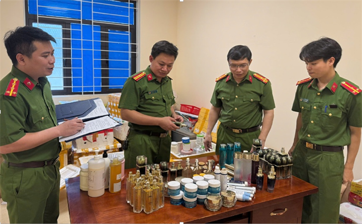 Văn phòng Cơ quan CSĐT Công an tỉnh Thanh Hóa triệt phá cơ sở sản xuất, buôn bán mỹ phẩm giả do đối tượng Nguyễn Thị Dung làm chủ. Ảnh:  Công an tỉnh Thanh Hóa.