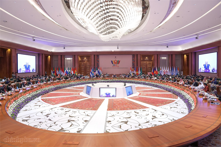 Phiên họp Hội nghị thượng đỉnh BRICS lần thứ 18 về “Tự cường, đổi mới sáng tạo, hợp tác và phát triển bền vững: Định hình tương lai tăng trưởng bao trùm toàn cầu” - Ảnh: chinhphu.vn/Nhật Bắc