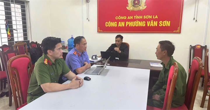 Lực lượng chức năng lấy lời khai của Giàng A Si. (Ảnh: Công an tỉnh Sơn La)