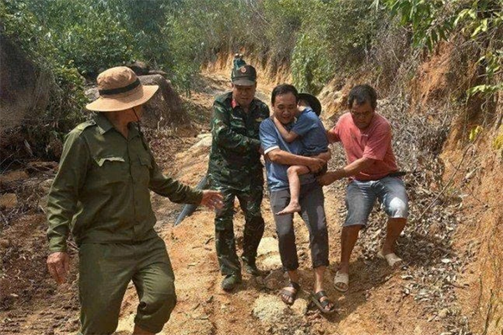 Bé trai được tìm thấy cách nhà 10km. Ảnh: Dân Trí