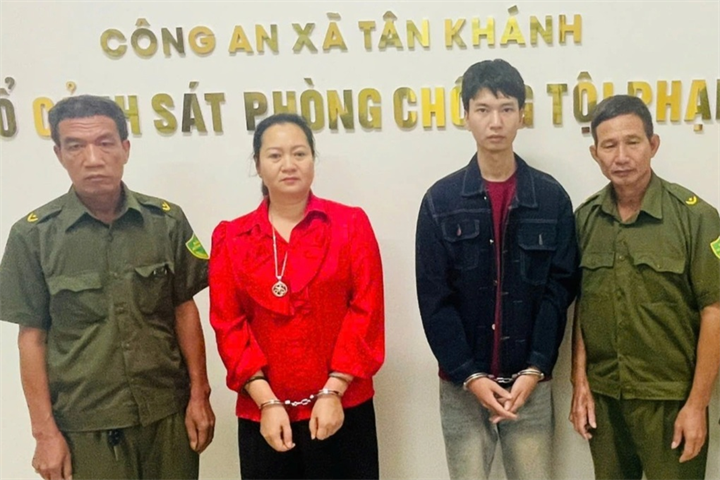 Lực lượng chức năng khởi tố 2 đối tượng (đứng giữa) về hành vi cố ý gây thương tích  Ảnh: Công an tỉnh Thái Nguyên
