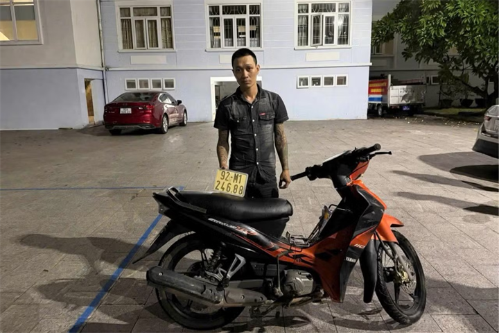 Đối tượng Nguyễn Hoàng Ân cùng tang vật. Ảnh: Tiền Phong