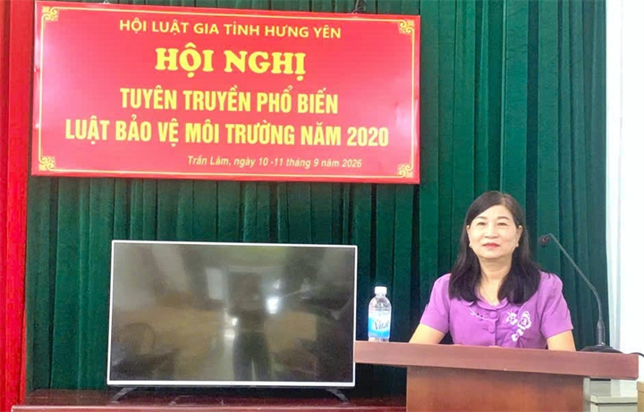 Bà Phạm Thị Liễu Lập - Phó Chủ tịch Hội Luật gia tỉnh Hưng Yên thông tin tại hội nghị.