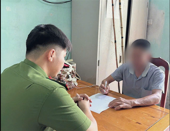 Công an xã Hồng Vũ, tỉnh Hưng Yên làm việc với ông B.T.H. Ảnh: Công an xã Hồng Vũ