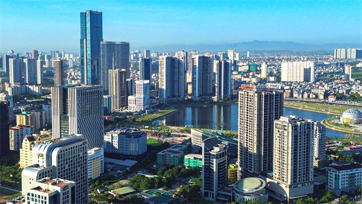 Lãi suất vay mua nhà đang có xu hướng hạ nhiệt, cùng với nguồn cung được cải thiện, mở ra thêm lựa chọn cho người có nhu cầu ở thực. Tuy nhiên, chuyên gia khuyến nghị người mua không nên chỉ nhìn vào mức lãi suất ưu đãi mà cần tính kỹ khả năng tài chính và dòng tiền trước khi xuống tiền. Ảnh minh họa/Tuổi Trẻ