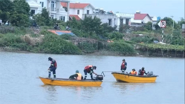 Lực lượng cứu hộ thực hiện tìm kiếm nạn nhân. Ảnh: TL./Vietnamnet