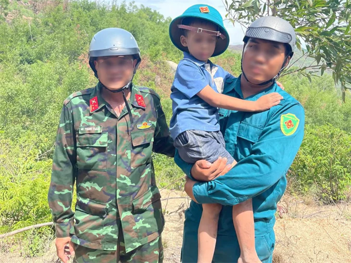 Thời điểm cháu bé được tìm thấy. Ảnh: Tuổi Trẻ